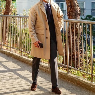 30 Jährige: Wie Trenchcoat mit Slipper zu kombinieren – 180 Herren Outfits: Kombinieren Sie einen Trenchcoat mit einer dunkelbraunen Anzughose für eine klassischen und verfeinerte Silhouette. Fühlen Sie sich ideenreich? Entscheiden Sie sich für Slipper.