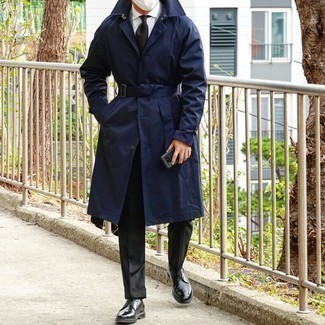 Welche Anzughosen mit dunkelblauen Trenchcoats zu tragen – 47 Elegante Herren Outfits: Erwägen Sie das Tragen von einem dunkelblauen Trenchcoat und einer Anzughose für einen stilvollen, eleganten Look. Suchen Sie nach leichtem Schuhwerk? Wählen Sie schwarzen Leder Derby Schuhe für den Tag.