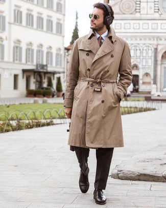 Welche Businesshemden mit hellbeige Trenchcoats zu tragen – 100 Elegante Herren Outfits: Kombinieren Sie einen hellbeige Trenchcoat mit einem Businesshemd für einen stilvollen, eleganten Look. Fühlen Sie sich mutig? Entscheiden Sie sich für dunkelbraunen Leder Oxford Schuhe.