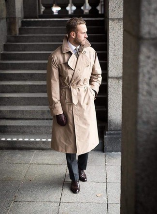 Trenchcoat kombinieren – 500+ Herren Outfits: Kombinieren Sie einen Trenchcoat mit einer dunkelgrauen Anzughose für einen stilvollen, eleganten Look. Dunkelbraune Leder Brogues verleihen einem klassischen Look eine neue Dimension.