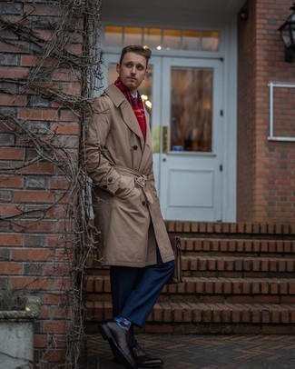 Roten Schal mit Schottenmuster kombinieren – 62 Herren Outfits: Für ein bequemes Couch-Outfit, kombinieren Sie einen braunen Trenchcoat mit einem roten Schal mit Schottenmuster. Wählen Sie dunkelbraunen Leder Oxford Schuhe, um Ihr Modebewusstsein zu zeigen.