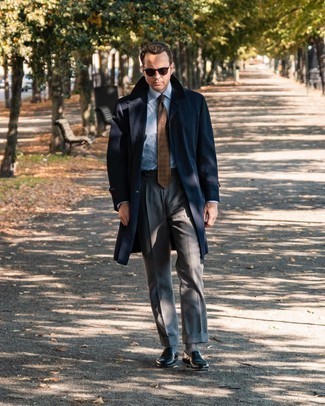 Dunkelbraune gepunktete Krawatte kombinieren – 20 Frühling Herren Outfits: Erwägen Sie das Tragen von einem dunkelblauen Trenchcoat und einer dunkelbraunen gepunkteten Krawatte für einen stilvollen, eleganten Look. Fühlen Sie sich ideenreich? Vervollständigen Sie Ihr Outfit mit schwarzen Leder Slippern. Dieses Outfit ist perfekt für die Übergangszeit.