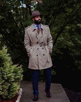 Dunkelrote Leder Oxford Schuhe kombinieren – 222 Herren Outfits: Paaren Sie einen beige Trenchcoat mit einer dunkelblauen vertikal gestreiften Anzughose für einen stilvollen, eleganten Look. Ergänzen Sie Ihr Look mit dunkelroten Leder Oxford Schuhen.