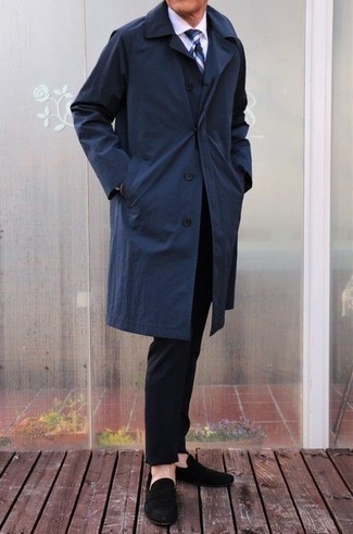 Welche Businesshemden mit dunkelblauen Trenchcoats zu tragen – 8 Smart-Casual Herren Outfits: Kombinieren Sie einen dunkelblauen Trenchcoat mit einem Businesshemd für eine klassischen und verfeinerte Silhouette. Schwarze Wildleder Slipper sind eine gute Wahl, um dieses Outfit zu vervollständigen.