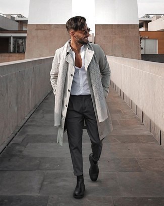 Grauen bedruckten Schal kombinieren – 50 Herren Outfits: Kombinieren Sie einen grauen Trenchcoat mit einem grauen bedruckten Schal für einen entspannten Wochenend-Look. Vervollständigen Sie Ihr Outfit mit schwarzen Chelsea Boots aus Leder, um Ihr Modebewusstsein zu zeigen.