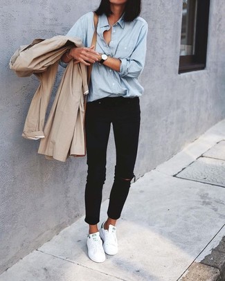 Hellblaues Chambray Businesshemd kombinieren – 31 Damen Outfits: Wenn Sie auf der Suche nach dem idealen lässigen Stil sind, probieren Sie die Kombination aus einem hellblauen Chambray Businesshemd und schwarzen engen Jeans mit Destroyed-Effekten. Fühlen Sie sich mutig? Ergänzen Sie Ihr Outfit mit weißen Leder niedrigen Sneakers.