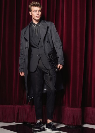 Schwarzen Trenchcoat kombinieren – 99 Herren Outfits: Kombinieren Sie einen schwarzen Trenchcoat mit einem schwarzen Dreiteiler für einen stilvollen, eleganten Look. Schwarze Leder Derby Schuhe leihen Originalität zu einem klassischen Look.