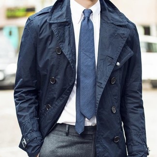 Dunkelblauen Trenchcoat kombinieren – 190 Herren Outfits: Erwägen Sie das Tragen von einem dunkelblauen Trenchcoat und einer grauen Anzughose für eine klassischen und verfeinerte Silhouette.