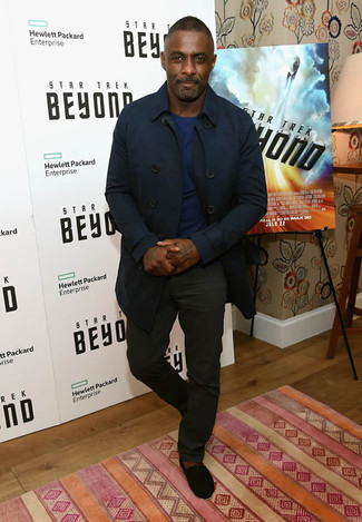 Idris Elba trägt dunkelblauer Trenchcoat, dunkelblauer Pullover mit einem Rundhalsausschnitt, schwarze Chinohose, schwarze Wildleder Espadrilles