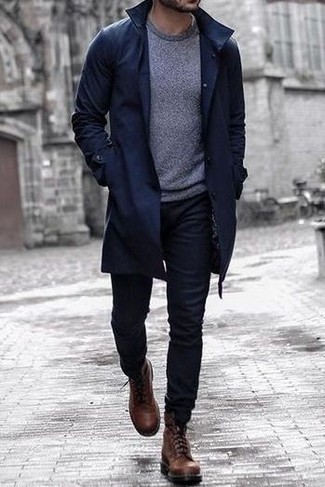 Wie Jeans mit Trenchcoats zu kombinieren – 365 Herren Outfits: Kombinieren Sie einen Trenchcoat mit Jeans für Drinks nach der Arbeit. Eine braune Lederfreizeitstiefel sind eine ideale Wahl, um dieses Outfit zu vervollständigen.