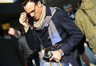 dunkelblauer Trenchcoat, blauer Schal, brauner Ledergürtel, hellbeige Schal für Herren