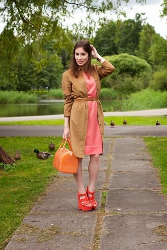 Keilsandaletten kombinieren – 285 Damen Outfits: Ein brauner Trenchcoat und ein rosa Etuikleid sind hervorragend geeignet, um einen verfeinerten, aber dennoch lässigen Look zu erhalten. Suchen Sie nach leichtem Schuhwerk? Entscheiden Sie sich für Keilsandaletten für den Tag.