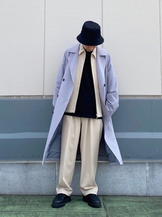 Hellbeige Chinohose kombinieren – 1200+ Herren Outfits: Kombinieren Sie einen hellblauen Trenchcoat mit einer hellbeige Chinohose für Ihren Bürojob. Wählen Sie schwarzen klobigen Leder Slipper, um Ihr Modebewusstsein zu zeigen.
