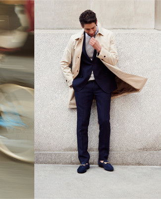 30 Jährige: Beige Trenchcoat kombinieren – 240 Smart-Casual Herren Outfits: Kombinieren Sie einen beige Trenchcoat mit einem dunkelblauen Anzug für eine klassischen und verfeinerte Silhouette. Suchen Sie nach leichtem Schuhwerk? Vervollständigen Sie Ihr Outfit mit dunkelblauen Wildleder Slippern für den Tag.