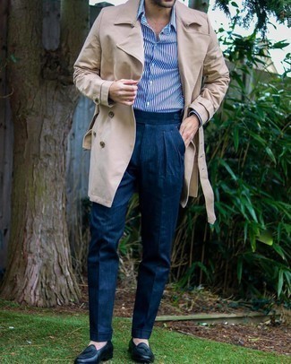 Blaue Anzughose kombinieren – 500+ Herbst Herren Outfits: Kombinieren Sie einen hellbeige Trenchcoat mit einer blauen Anzughose, um vor Klasse und Perfektion zu strotzen. Fühlen Sie sich mutig? Vervollständigen Sie Ihr Outfit mit dunkelblauen Leder Slippern. Ein super Look für die Übergangszeit.