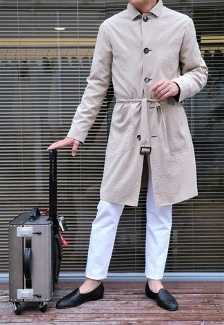 50 Jährige: Welche Slipper mit weißer Chinohose zu tragen – 87 Herren Outfits: Kombinieren Sie einen hellbeige Trenchcoat mit einer weißen Chinohose für einen für die Arbeit geeigneten Look. Vervollständigen Sie Ihr Outfit mit Slippern, um Ihr Modebewusstsein zu zeigen.