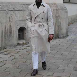 Elegante kühl Wetter Outfits Herren 2024: Kombinieren Sie einen hellbeige Trenchcoat mit einer weißen Anzughose, um vor Klasse und Perfektion zu strotzen. Suchen Sie nach leichtem Schuhwerk? Entscheiden Sie sich für dunkelbraune Chelsea Boots aus Leder für den Tag.
