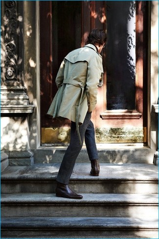 Trenchcoat kombinieren – 313 Elegante Herren Outfits: Geben Sie den bestmöglichen Look ab in einem Trenchcoat und einer dunkelgrauen Wollanzughose. Wenn Sie nicht durch und durch formal auftreten möchten, ergänzen Sie Ihr Outfit mit dunkelbraunen Chelsea Boots aus Leder.