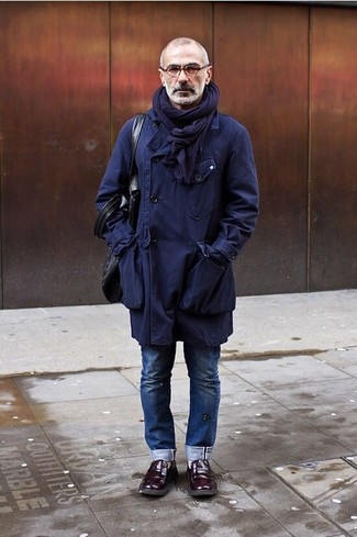 60 Jährige: Welche Jeans mit dunkelroter Slipper zu tragen – 1 Herren Outfits: Entscheiden Sie sich für einen dunkelblauen Trenchcoat und Jeans, um einen modischen Freizeitlook zu kreieren. Entscheiden Sie sich für dunkelroten Slipper, um Ihr Modebewusstsein zu zeigen.