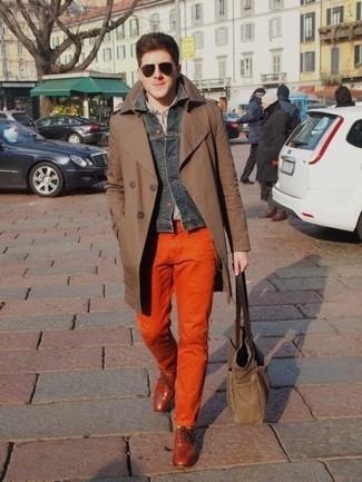 Rotbraunen Trenchcoat kombinieren – 115 Herren Outfits: Paaren Sie einen rotbraunen Trenchcoat mit einer orange Chinohose für einen für die Arbeit geeigneten Look. Braune Leder Oxford Schuhe bringen Eleganz zu einem ansonsten schlichten Look.