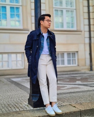 Blaue Jeansjacke kombinieren – 473 Smart-Casual Herren Outfits warm Wetter: Machen Sie sich mit einer blauen Jeansjacke und einer weißen Anzughose einen verfeinerten, eleganten Stil zu Nutze. Fühlen Sie sich ideenreich? Wählen Sie weißen Segeltuch niedrige Sneakers.
