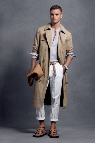 Beige Ledersandalen kombinieren – 51 Herren Outfits: Kombinieren Sie einen beige Trenchcoat mit einer weißen Chinohose, wenn Sie einen gepflegten und stylischen Look wollen. Wenn Sie nicht durch und durch formal auftreten möchten, komplettieren Sie Ihr Outfit mit beige Ledersandalen.