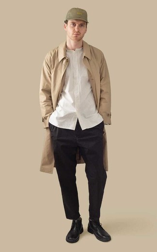 Trenchcoat kombinieren – 500+ Herren Outfits: Kombinieren Sie einen Trenchcoat mit einer schwarzen Chinohose für einen für die Arbeit geeigneten Look. Fühlen Sie sich ideenreich? Komplettieren Sie Ihr Outfit mit schwarzen Chukka-Stiefeln aus Leder.