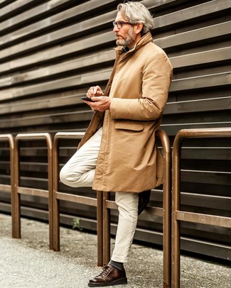 Rotbraune niedrige Sneakers kombinieren – 500+ Herren Outfits: Erwägen Sie das Tragen von einem beige Trenchcoat und weißen Jeans für Ihren Bürojob. Wenn Sie nicht durch und durch formal auftreten möchten, ergänzen Sie Ihr Outfit mit rotbraunen niedrigen Sneakers.