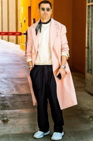 Rosa Trenchcoat kombinieren – 5 Herren Outfits: Entscheiden Sie sich für einen rosa Trenchcoat und eine schwarze Chinohose für Ihren Bürojob. Wenn Sie nicht durch und durch formal auftreten möchten, ergänzen Sie Ihr Outfit mit weißen Sportschuhen.