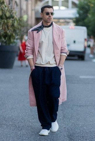 Rosa Trenchcoat kombinieren – 5 Herren Outfits: Paaren Sie einen rosa Trenchcoat mit einer dunkelblauen Chinohose für Ihren Bürojob. Weiße Sportschuhe verleihen einem klassischen Look eine neue Dimension.