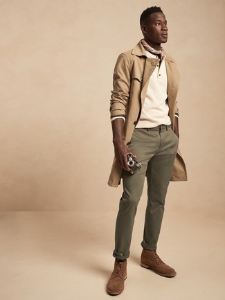 Beige Bandana kombinieren – 23 Herren Outfits: Ein beige Trenchcoat und ein beige Bandana sind eine perfekte Wochenend-Kombination. Eine braune Wildlederfreizeitstiefel sind eine einfache Möglichkeit, Ihren Look aufzuwerten.