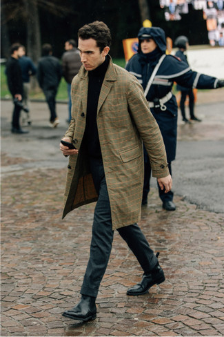 Dunkelgrünen Trenchcoat kombinieren – 89 Herren Outfits warm Wetter: Tragen Sie einen dunkelgrünen Trenchcoat und eine dunkelgraue Chinohose für einen für die Arbeit geeigneten Look. Entscheiden Sie sich für schwarzen Chelsea Boots aus Leder, um Ihr Modebewusstsein zu zeigen.
