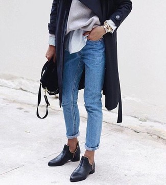 Schwarzen leichten Trenchcoat kombinieren – 4 Damen Outfits: Die Kombination aus einem schwarzen leichten Trenchcoat und blauen Jeans bietet die gelungene Balance zwischen Funktion und Look. Schwarze Leder Slipper sind eine gute Wahl, um dieses Outfit zu vervollständigen.