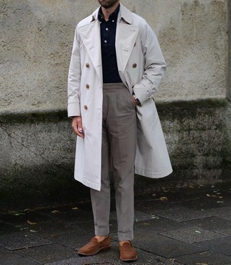 Dunkelblauen Polo Pullover kombinieren – 142 Herren Outfits: Entscheiden Sie sich für einen dunkelblauen Polo Pullover und eine graue Anzughose, um vor Klasse und Perfektion zu strotzen. Fühlen Sie sich mutig? Komplettieren Sie Ihr Outfit mit braunen Wildleder Slippern.