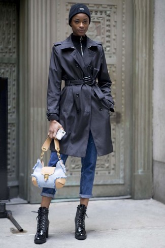 Schwarze Mütze kombinieren – 191 Damen Outfits: Ein schwarzer Trenchcoat und eine schwarze Mütze sind absolut Casual-Must-Haves und können mit einer Vielzahl von Stücken kombiniert werden. Fühlen Sie sich ideenreich? Wählen Sie schwarzen Schnürstiefeletten aus Leder.