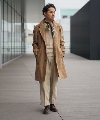 Braunen Schal kombinieren – 341 Herren Outfits: Erwägen Sie das Tragen von einem beige Trenchcoat und einem braunen Schal für einen entspannten Wochenend-Look. Eine dunkelbraune Lederfreizeitstiefel bringen Eleganz zu einem ansonsten schlichten Look.