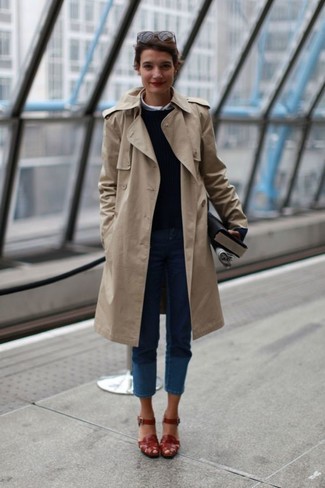 Dunkelblaue Jeans kombinieren – 1200+ Damen Outfits: Ein hellbeige Trenchcoat und dunkelblaue Jeans sind Casual-Must-Haves, die sich gut kombinieren lassen. Ergänzen Sie Ihr Look mit dunkelroten Leder Sandaletten.