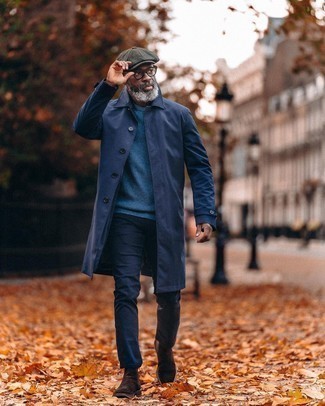 50 Jährige: Welche Chelsea Boots mit blauen Pullovers mit einem Rundhalsausschnitt zu tragen – 1 Herren Outfits warm Wetter: Kombinieren Sie einen blauen Pullover mit einem Rundhalsausschnitt mit einer dunkelblauen Chinohose für ein bequemes Outfit, das außerdem gut zusammen passt. Ergänzen Sie Ihr Outfit mit Chelsea Boots, um Ihr Modebewusstsein zu zeigen.