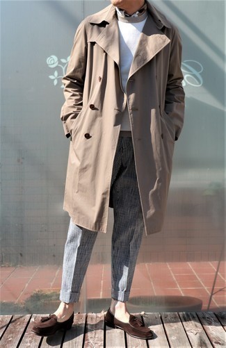 Trenchcoat kombinieren – 500+ Herren Outfits: Kombinieren Sie einen Trenchcoat mit einer weißen und schwarzen Chinohose mit Vichy-Muster für einen für die Arbeit geeigneten Look. Fühlen Sie sich ideenreich? Entscheiden Sie sich für dunkelbraunen Wildleder Slipper mit Quasten.