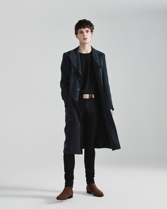 dunkelgrüner Trenchcoat, schwarzer Pullover mit einem Rundhalsausschnitt, schwarze enge Jeans, dunkelbraune Chelsea-Stiefel aus Wildleder für Herren