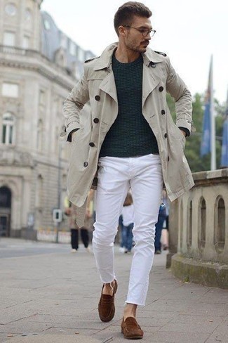 Braune Wildleder Slipper kombinieren – 500+ Herren Outfits: Kombinieren Sie einen hellbeige Trenchcoat mit weißen Jeans, um einen eleganten, aber nicht zu festlichen Look zu kreieren. Fühlen Sie sich mutig? Entscheiden Sie sich für braunen Wildleder Slipper.