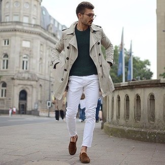 Olivgrünen Pullover mit einem Rundhalsausschnitt kombinieren – 313 Herren Outfits: Kombinieren Sie einen olivgrünen Pullover mit einem Rundhalsausschnitt mit weißen Jeans für einen bequemen Alltags-Look. Fühlen Sie sich ideenreich? Vervollständigen Sie Ihr Outfit mit braunen Wildleder Slippern.
