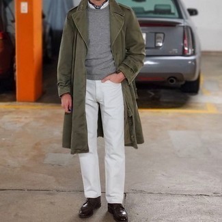 olivgrüner Trenchcoat, grauer Pullover mit einem Rundhalsausschnitt, weißes Langarmhemd, weiße Jeans für Herren