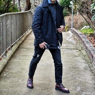 Wie Jeans mit Trenchcoats zu kombinieren – 15 Casual Herren Outfits kühl Wetter: Kombinieren Sie einen Trenchcoat mit Jeans für ein großartiges Wochenend-Outfit. Vervollständigen Sie Ihr Look mit einer dunkelroten Lederfreizeitstiefeln.