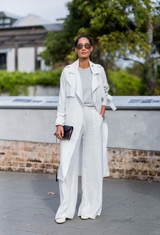 Grauen Pullover mit einem Rundhalsausschnitt kombinieren – 10 Elegante Damen Outfits: Sie möchten den mühelosen Casual-Stil perfektionieren? Probieren Sie diese Kombi aus einem grauen Pullover mit einem Rundhalsausschnitt und einer weißen weiter Hose. Weiße Leder Pumps sind eine ideale Wahl, um dieses Outfit zu vervollständigen.