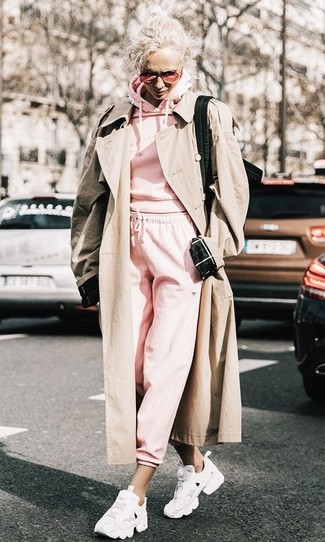 rosa Pullover mit einer Kapuze von Gcds
