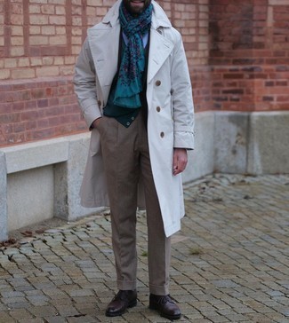 Elegante kühl Wetter Outfits Herren 2024: Kombinieren Sie einen weißen Trenchcoat mit einer braunen Anzughose für einen stilvollen, eleganten Look. Fühlen Sie sich mutig? Entscheiden Sie sich für dunkelbraunen Leder Derby Schuhe.