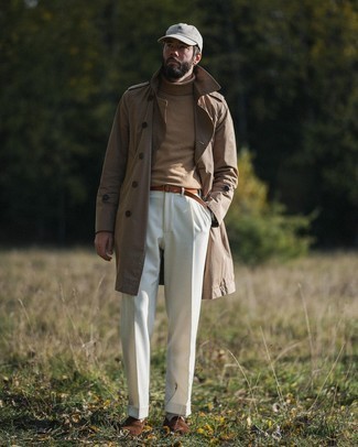 Trenchcoat kombinieren – 313 Elegante Herren Outfits: Entscheiden Sie sich für einen Trenchcoat und eine weiße Anzughose für einen stilvollen, eleganten Look. Wenn Sie nicht durch und durch formal auftreten möchten, entscheiden Sie sich für braunen Wildleder Slipper.
