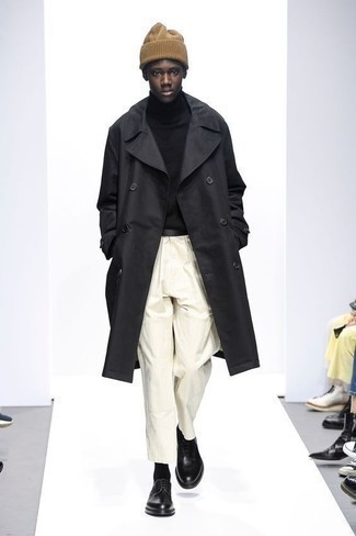 Schwarzen Trenchcoat kombinieren – 99 Herren Outfits: Kombinieren Sie einen schwarzen Trenchcoat mit einer weißen Chinohose, um einen modischen Freizeitlook zu kreieren. Vervollständigen Sie Ihr Outfit mit schwarzen Leder Derby Schuhen, um Ihr Modebewusstsein zu zeigen.