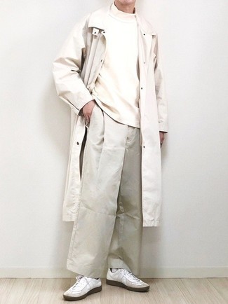 Weißen Trenchcoat kombinieren – 20 Herren Outfits: Kombinieren Sie einen weißen Trenchcoat mit einer hellbeige Chinohose für Ihren Bürojob. Suchen Sie nach leichtem Schuhwerk? Entscheiden Sie sich für weißen Leder niedrige Sneakers für den Tag.